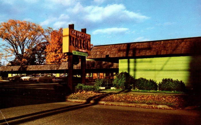 Gladstone Motel - Old Postcard Photo